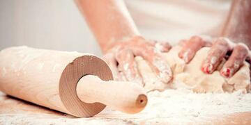 La mujer mostró cómo amasar, pero las cosas no resultaron como esperaba.