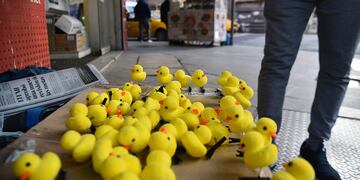 De qué se trata la moda de los patitos amarillos en la cabeza.