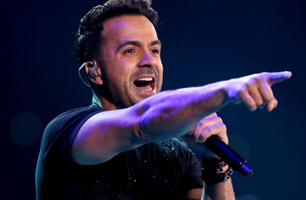 Luis Fonsi recordó cuando se quemó en un concierto en Comodoro Rivadavia y apareció el video: “Parecía Shrek”