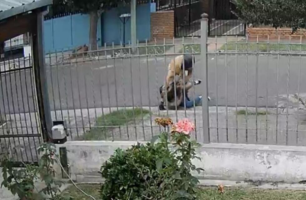 Córdoba: a sólo una cuadra del robo a la mujer junto a su hija, asaltaron a otra joven para quitarle el celular