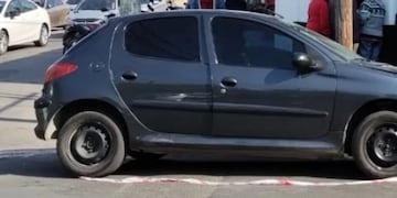 Los sujetos se dieron a la fuga y se tiraron de un auto en movimiento.