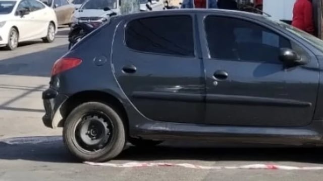 Los sujetos se dieron a la fuga y se tiraron de un auto en movimiento.