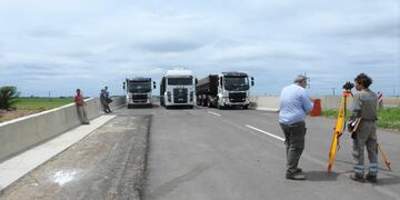 Prueba de carga sobre el segundo puente en el canal Vila - Cululú