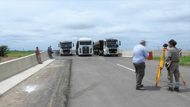 Prueba de carga sobre el segundo puente en el canal Vila - Cululú