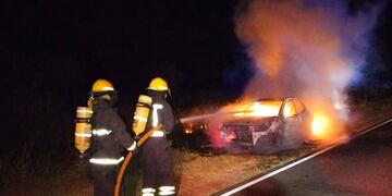 Incendio de automóvil sobre ruta E52 camino a La Tordilla