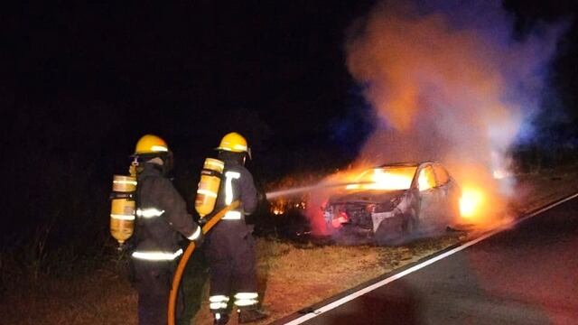 Incendio de automóvil sobre ruta E52 camino a La Tordilla