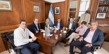 Luis Caputo, Karina Milei, Santiago Caputo, Guillermo Francos, Manuel Adorni y Lisandro Catalán se reunieron con el CEO de Aerolíneas Argentinas, Fabián Lombardo, para "terminar con la extorsión permanente de los gremios", según informó el Ministerio de Economía. / Web