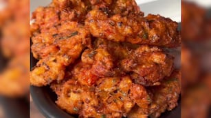 Buñuelos de tomate ideales para aprovechar los que tenés olvidados en la heladera.