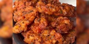 Buñuelos de tomate ideales para aprovechar los que tenés olvidados en la heladera.