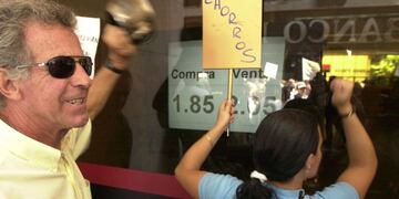 Protesta de ahorristas en diciembre de 2001, contra el "corralito" dispuesto por el Gobierno de Alberto Fernández. (La Voz/Archivo)