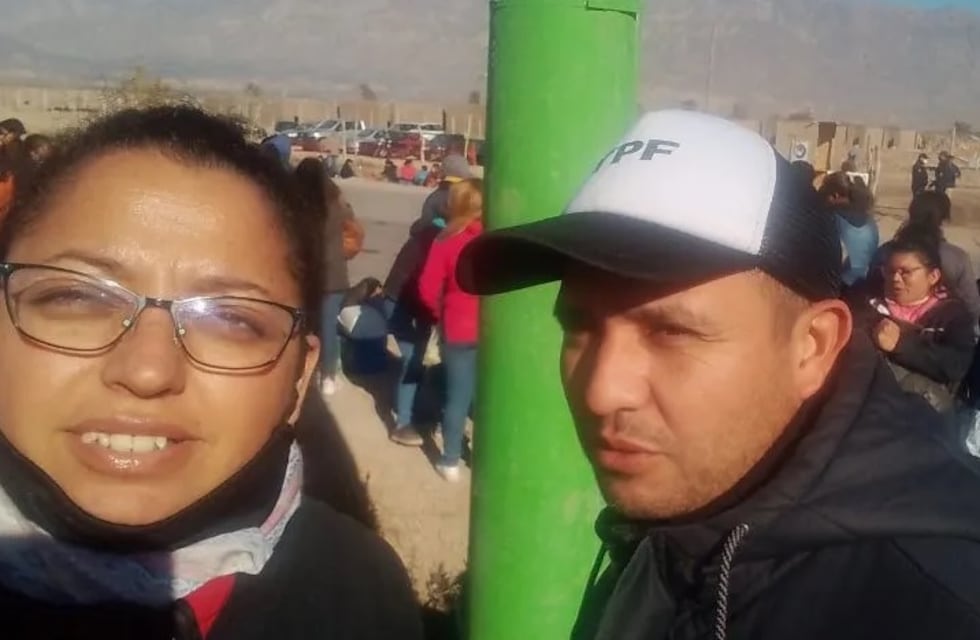 Volvían de entregarle una carta al presidente y se estrellaron contra un camión: hay un fallecido