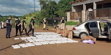 En el automóvil secuestrado se hallaron cinco cajas de cigarrillos de fabricación paraguaya sin avales aduaneros.