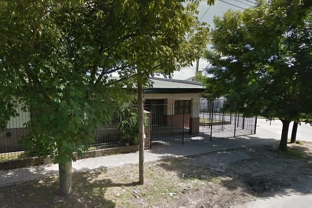 La escuela donde asiste el estudiante que fue sorprendido con un arma de fuego en Berazategui. Foto: Maps.