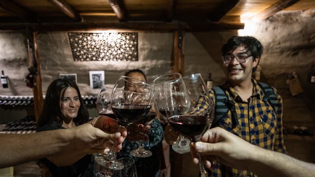 Conocé la maravillosa aldea sanjuanina hecha de barro donde podes hacer deportes de vela.