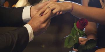 Un joven interrumpió un show de Tunga Tunga y le propuso matrimonio a su novia.