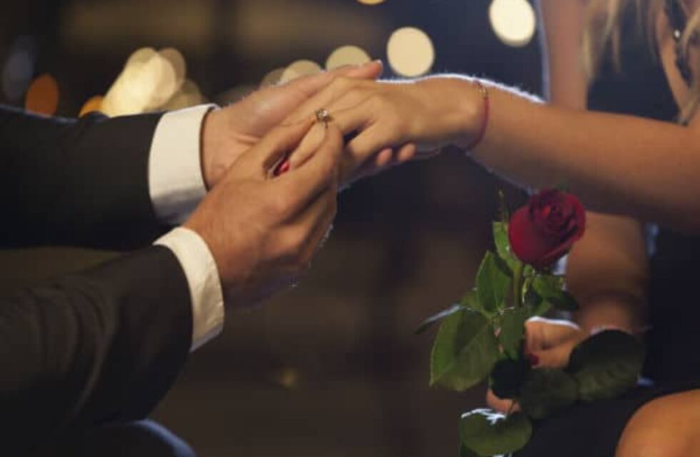 ¡Emocionante video! Un hombre interrumpió un show en Neuquén para pedirle casamiento a su novia