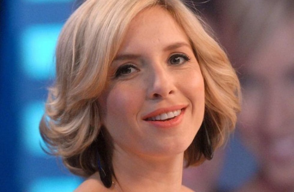 Carla Peterson sorprendió con un look total white y escote de alto voltaje