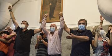 Ramón Mestre y Mario Negri flanquean a Marcos Carasso, quien se adjudicó la victoria.