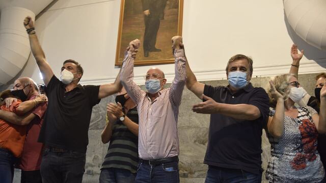 Ramón Mestre y Mario Negri flanquean a Marcos Carasso, quien se adjudicó la victoria.