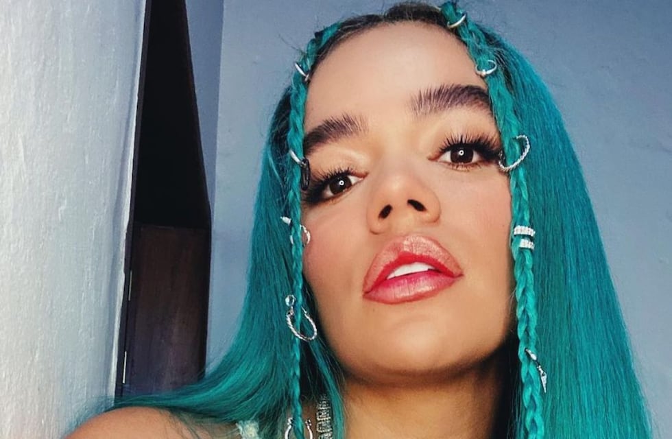 Karol G derritió Instagram en microbikini de fresas: “Las curvas siempre de moda”