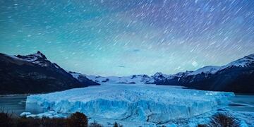 A la derecha y sobre el glaciar Perito Moreno, las luces inexplicables que se encendieron en medio de la noche.