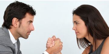 Las mujeres, al parecer, no cometerían tantas idioteces como los hombres.