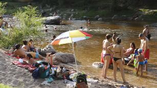 Vacaciones con altas temperaturas en el comienzo del verano. Balneario El Fantasio Carlos Paz. Foto Yanina Bouche