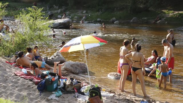 Vacaciones con altas temperaturas en el comienzo del verano. Balneario El Fantasio Carlos Paz. Foto Yanina Bouche