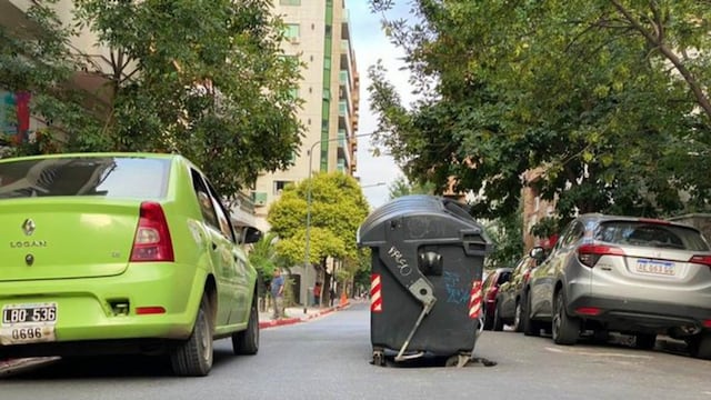 El asfalto cedió en calle Derqui y los vecinos protestan (foto de Cadena 3).