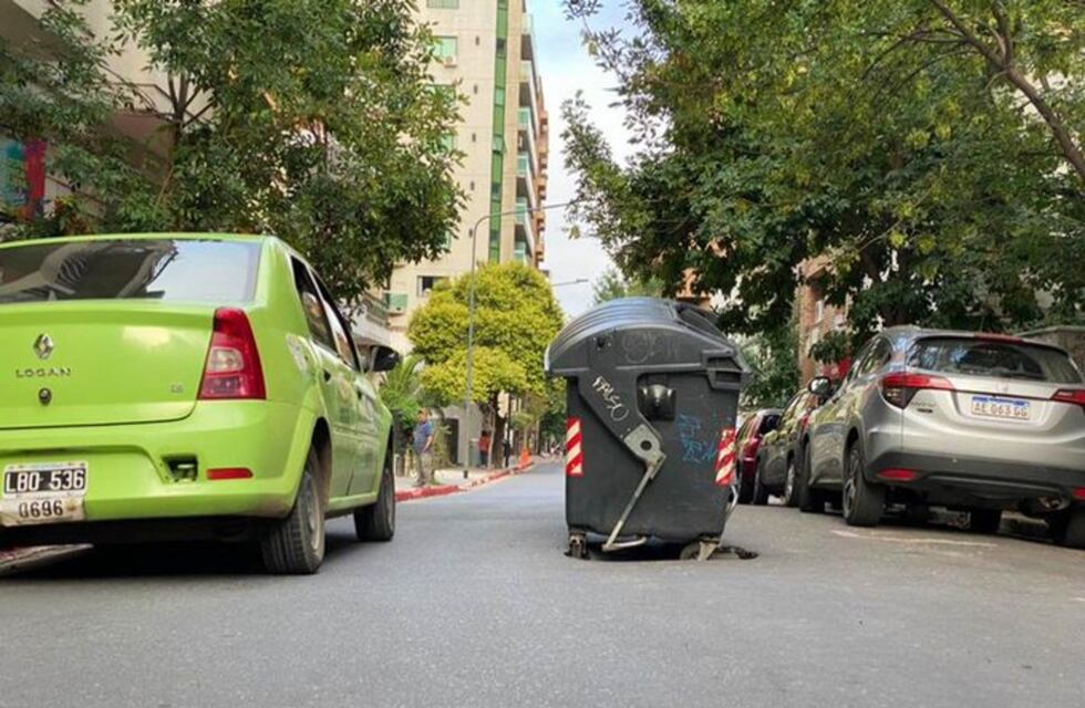 Nueva Córdoba: vecinos tapan bache con un contenedor