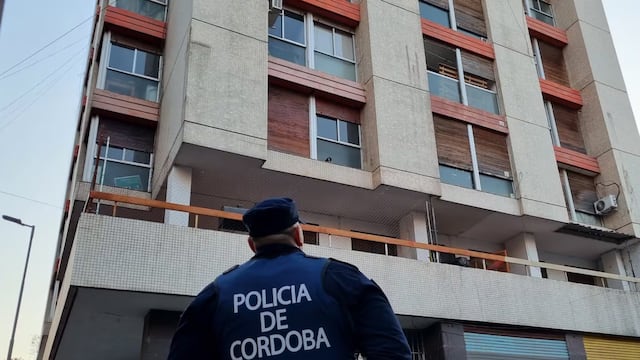 El momento exacto en el que encontraron el cadáver dentro de un ropero. (Foto: El Doce)