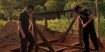 La policía rescató a un hombre que se desvaneció dentro de un pozo en Pozo Azul.