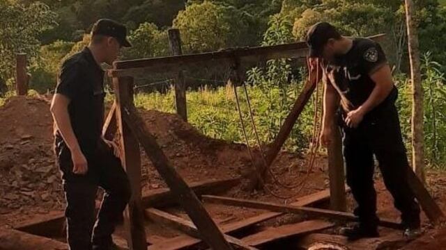 La policía rescató a un hombre que se desvaneció dentro de un pozo en Pozo Azul.