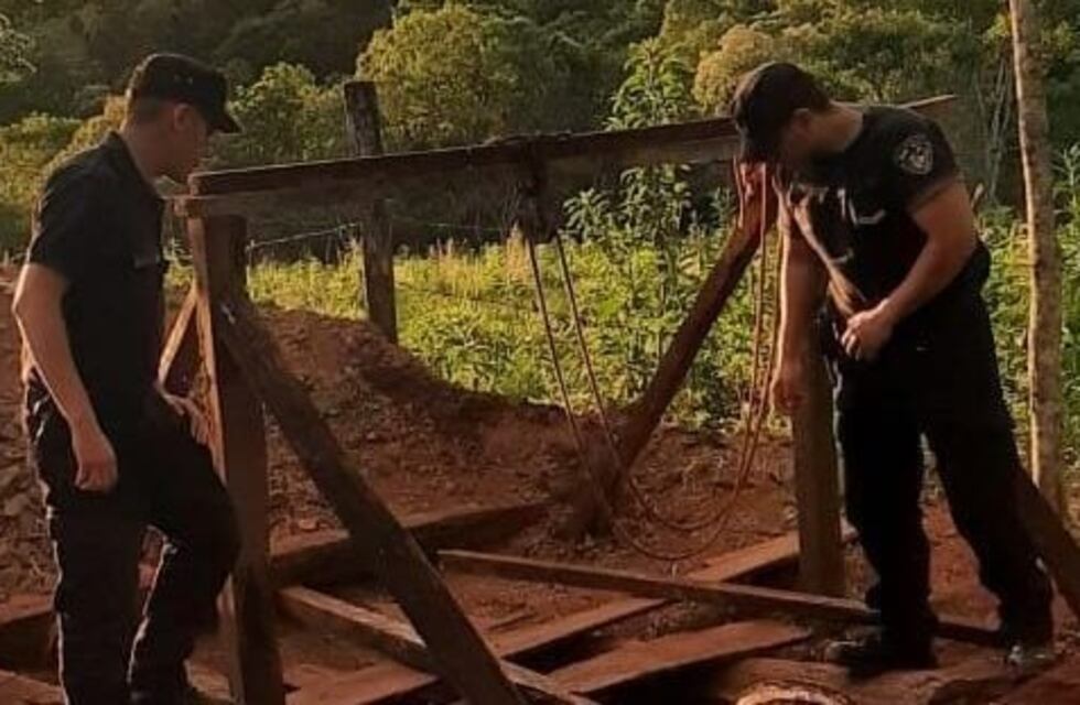 La policía rescató a un hombre que se desvaneció dentro de un pozo en Pozo Azul