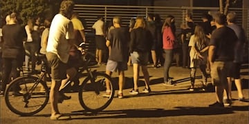 Vecinos se presentaron en la puerta de un hombre acusado de secuestro y abuso (Twitter).