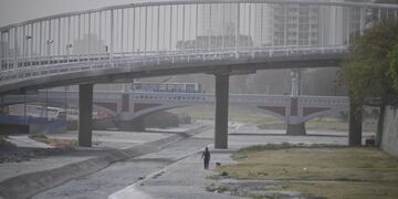 El efecto del viento y la tierra sobre la ciudad de Córdoba. (Ramiro Pereyra/La Voz)