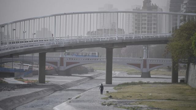 El efecto del viento y la tierra sobre la ciudad de Córdoba. (Ramiro Pereyra/La Voz)