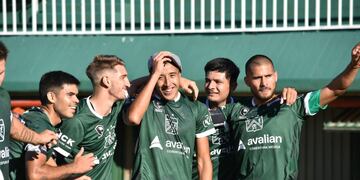 Gallardo, autor del gol de Ferro, homenajeando a Griguol.