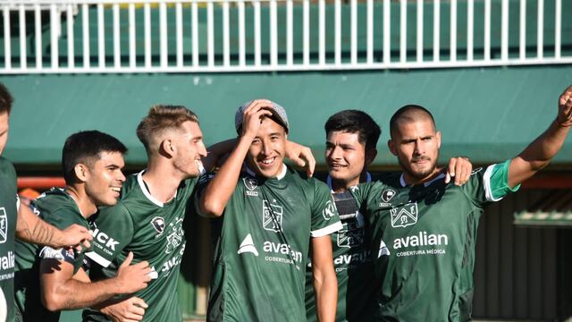 Gallardo, autor del gol de Ferro, homenajeando a Griguol.