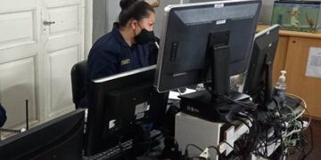 Carolina Figueroa, la policía de Alta Gracia que fue víctima de femicidio, en su puesto de trabajo en la Central de Comunicaciones. (Policía)