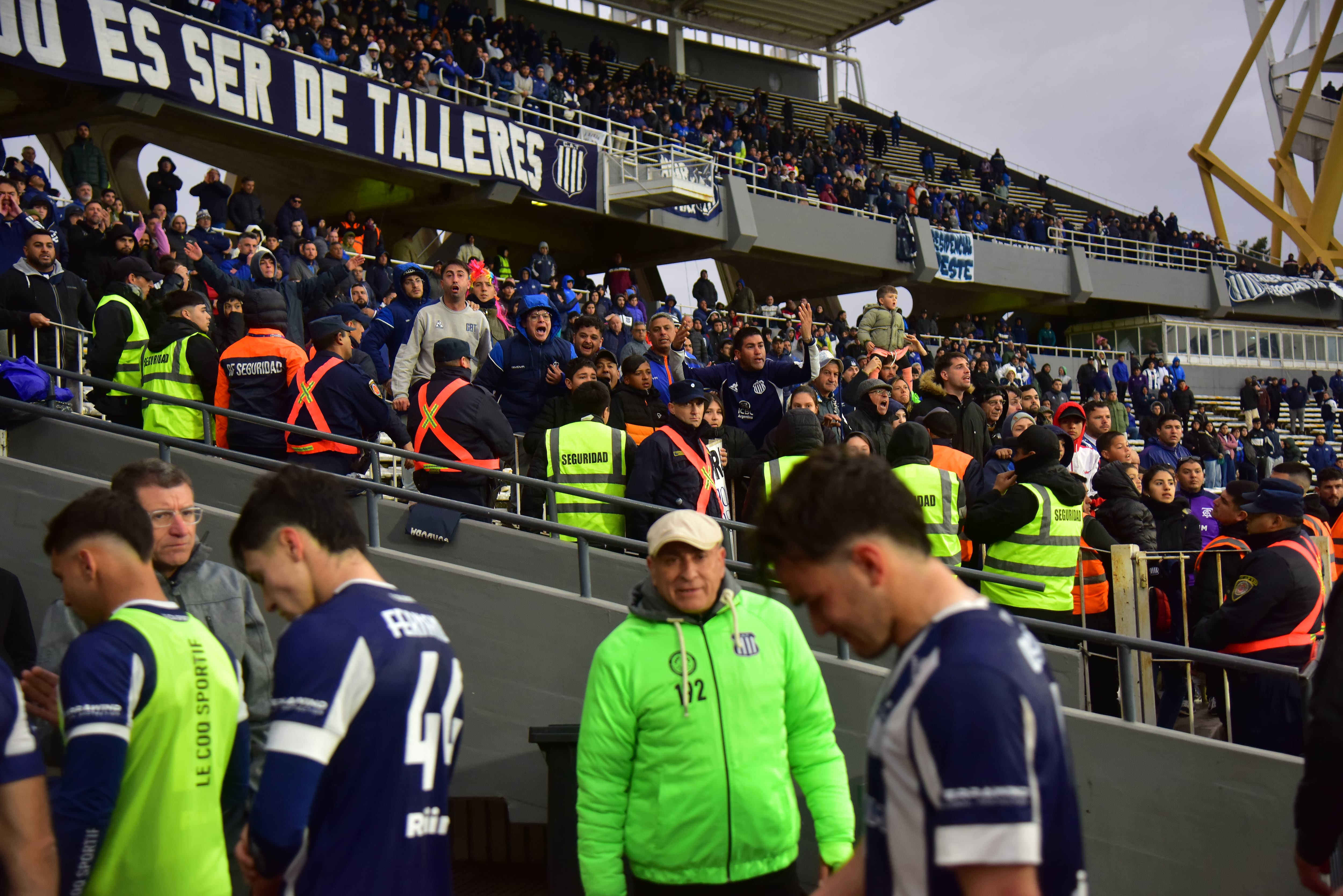 La tristeza de los jugadores de Talleres luego de la caída 0-1 ante Riestra en el Kempes. (Ramiro Pereyra / La Voz)