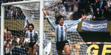 Mario Kempes "se abraza" después de marcar uno de los goles que hizo en la final del Mundial 1978 ante Holanda. (Prensa Fifa)