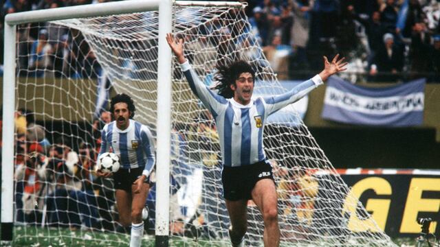 Mario Kempes "se abraza" después de marcar uno de los goles que hizo en la final del Mundial 1978 ante Holanda. (Prensa Fifa)