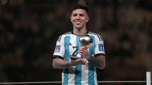 GR7042. LUSAIL (CATAR), 18/12/2022.- Enzo Fernández de Argentina posa con el trofeo de mejor jugador del partido hoy, en la final del Mundial de Fútbol Qatar 2022 entre Argentina y Francia en el estadio de Lusail (Catar). EFE/ Juan Ignacio Roncoroni