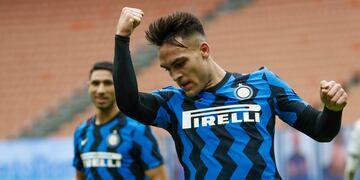 El delantero argentino Lautaro Martínez festeja tras anotar el quinto gol del Inter en duelo de la Serie A ante Crotone.