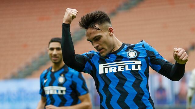 El delantero argentino Lautaro Martínez festeja tras anotar el quinto gol del Inter en duelo de la Serie A ante Crotone.