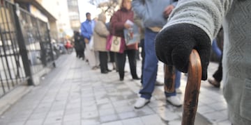 Novedades para los jubilados: aumento y bono de refuerzo.