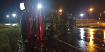 Garupá: camión despistó debido a la calzada mojada y resultó en daños materiales.