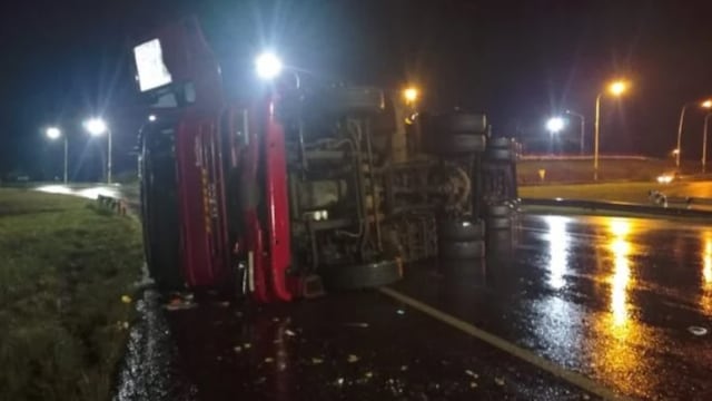 Garupá: camión despistó debido a la calzada mojada y resultó en daños materiales.