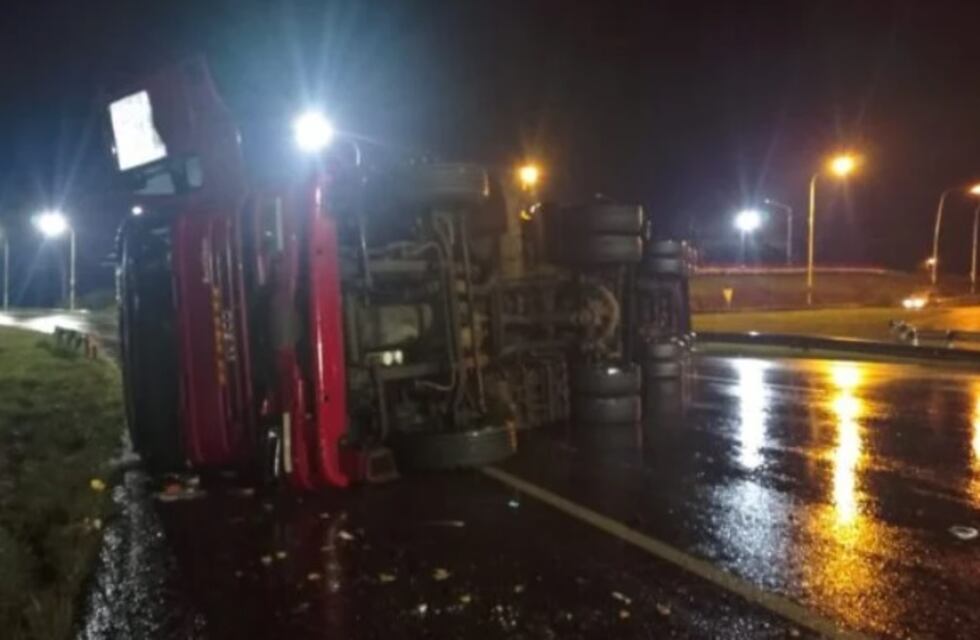 Garupá: camión despistó debido a la calzada mojada y resultó en daños materiales